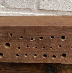 Wildbienenhotel aus Hartholz mit verschiedenen Bohrloch Durchmessern