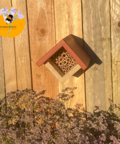 Wildbienen Nisthilfe mit roten Dach