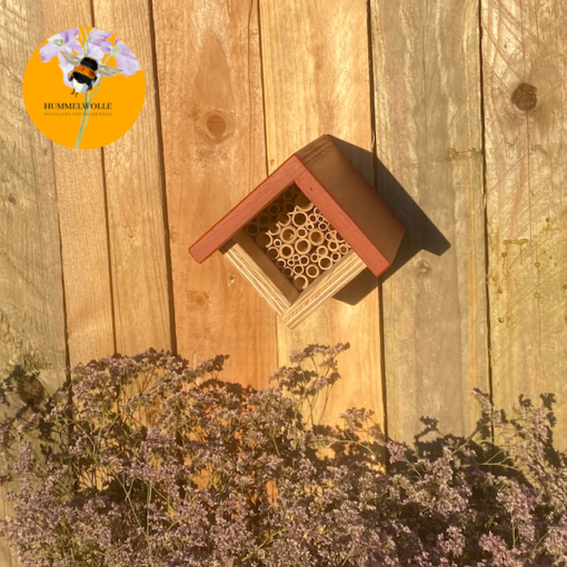 Wildbienen Nisthilfe mit roten Dach